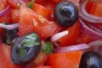 Salade van tomaten met ajuin & olijven    >  60 gr