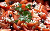 Salade van tomaten met ajuin, olijven & feta    >  60 gr